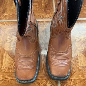 Pull on leather boot.